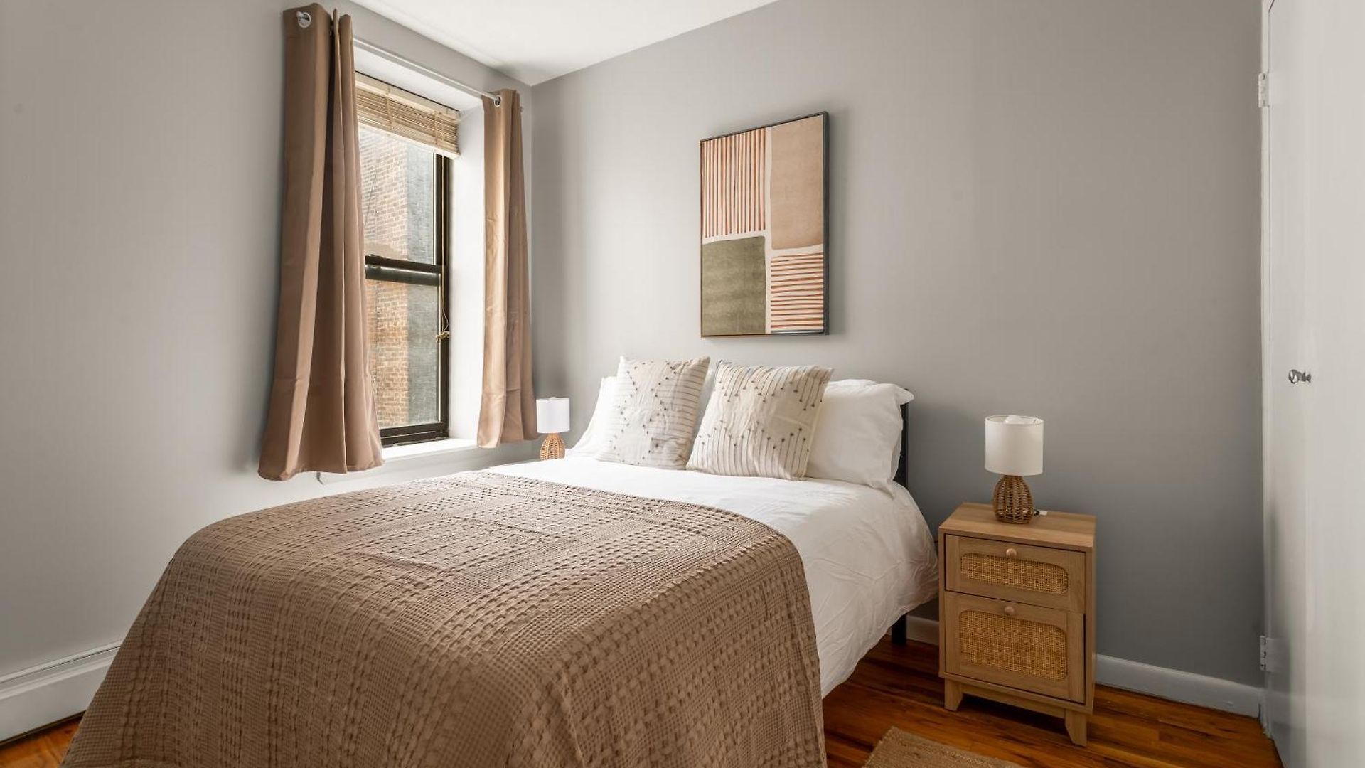 Apartment Stunning In City!