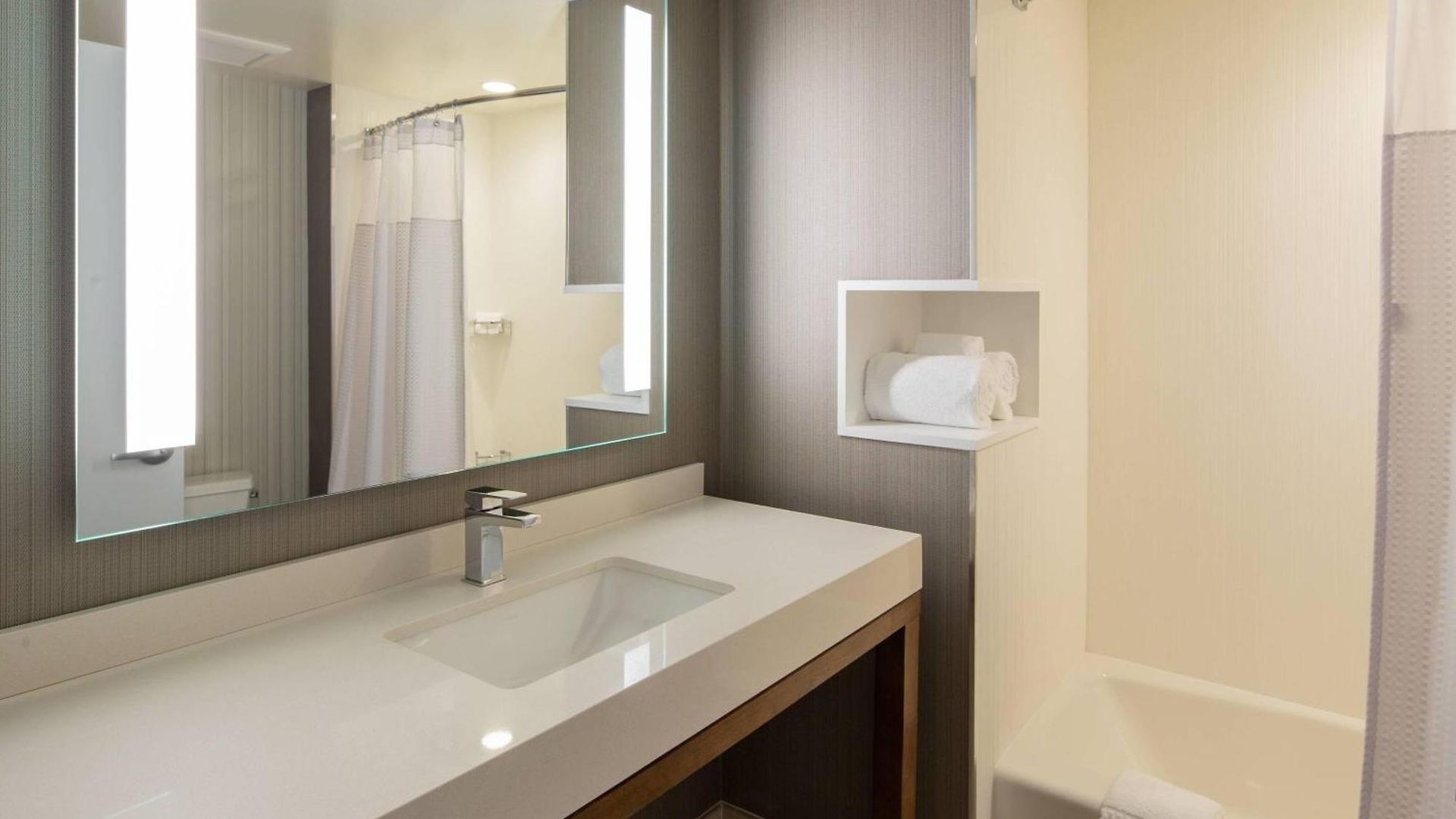 Courtyard By Marriott Queens/fresh Meadows Hotel New York
