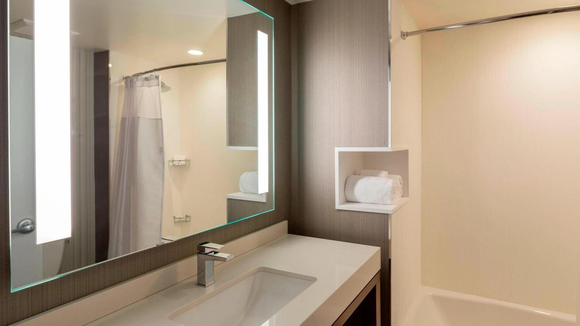 Courtyard By Marriott Queens/fresh Meadows