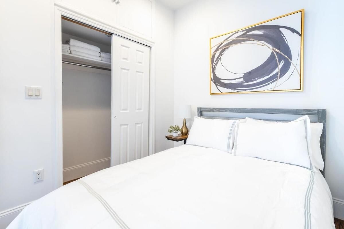69-5c Festive Comfort Brand New 1br Lower East Side Christmas Ready *