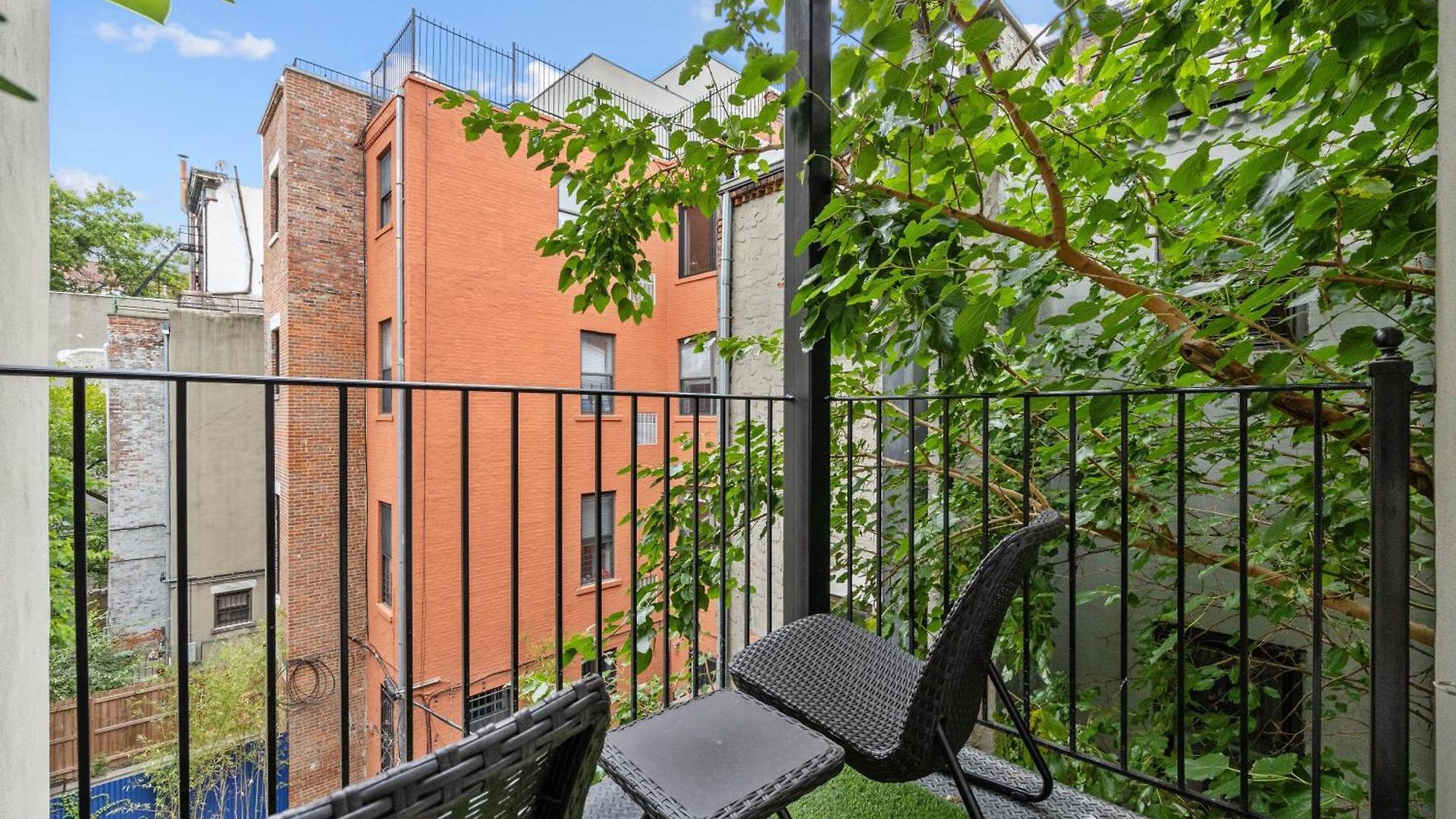 Prime Location 2 Bdr Loft With Patio, Steps To Subway At 