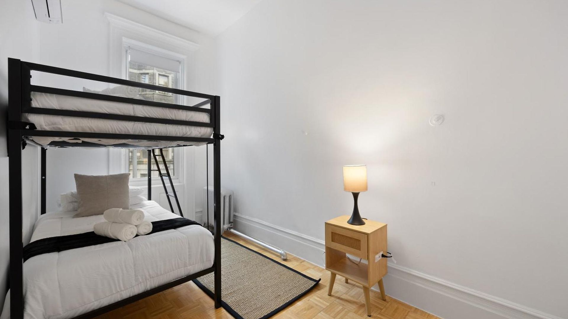 Prime Location 2 Bdr Loft With Patio, Steps To Subway At 
