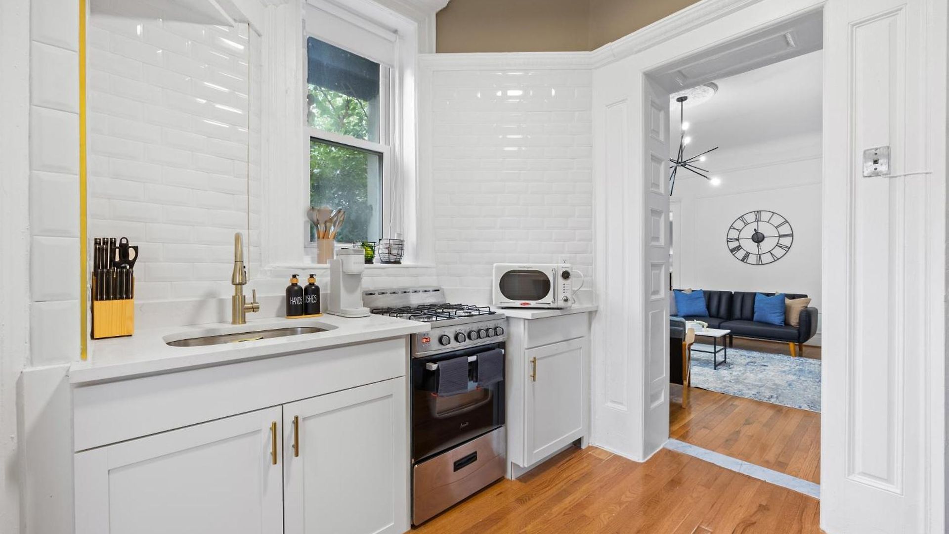 Prime Location 2 Bdr Loft With Patio, Steps To Subway At 