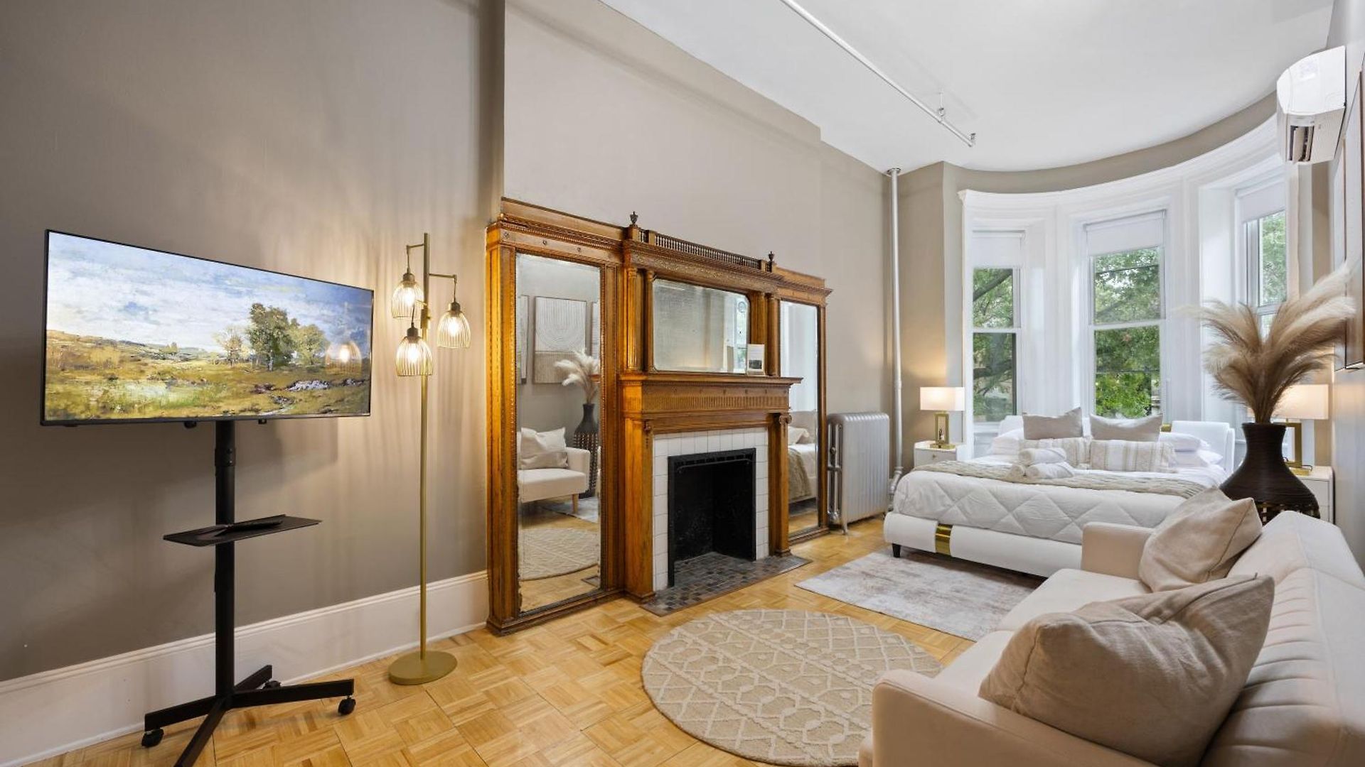 Apartment Prime Location 2 Bdr Loft With Patio, Steps To Subway At 
