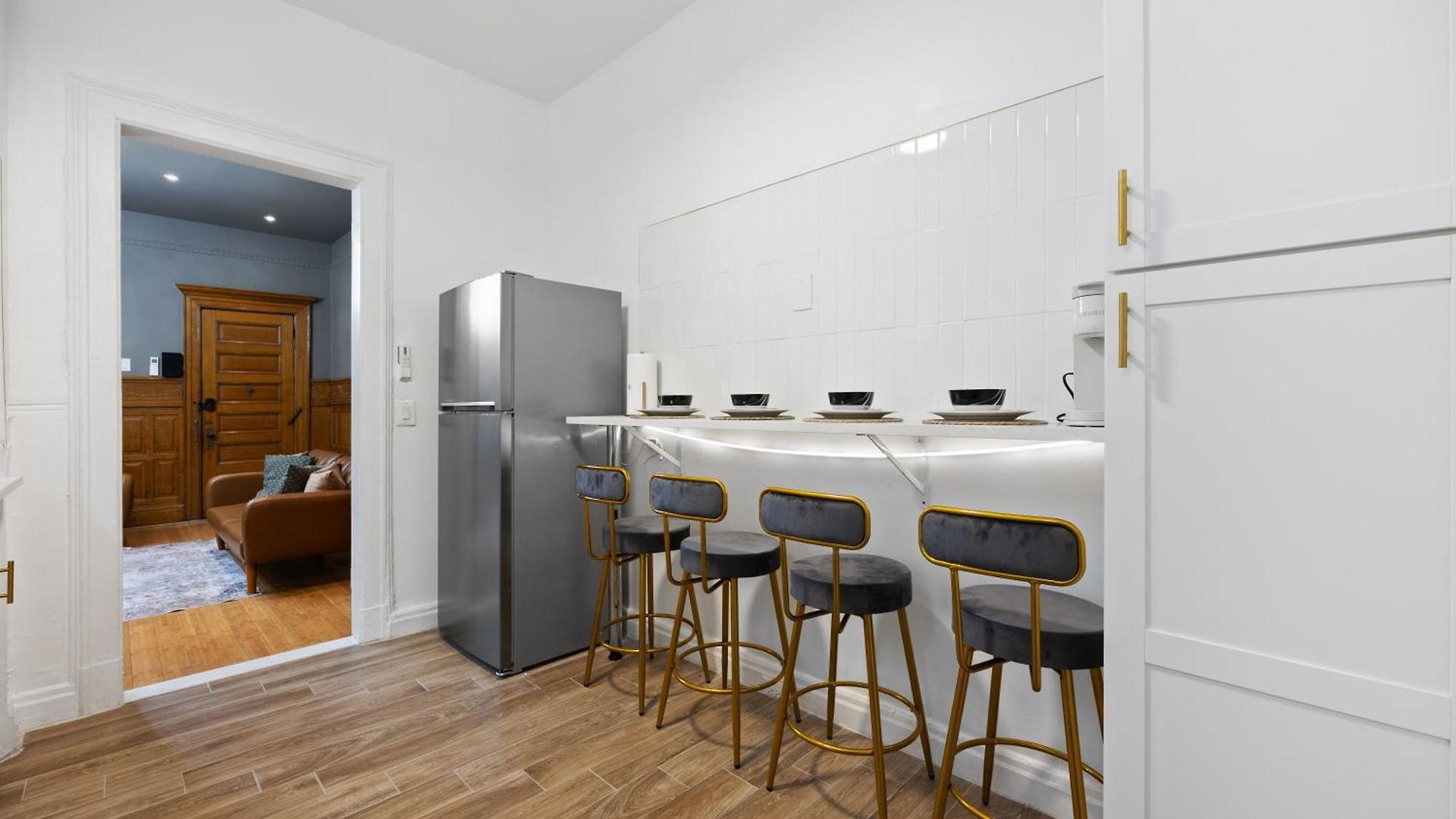 Apartment 1 Min To Subway, King Bed Luxurious Airy Space Patio At 