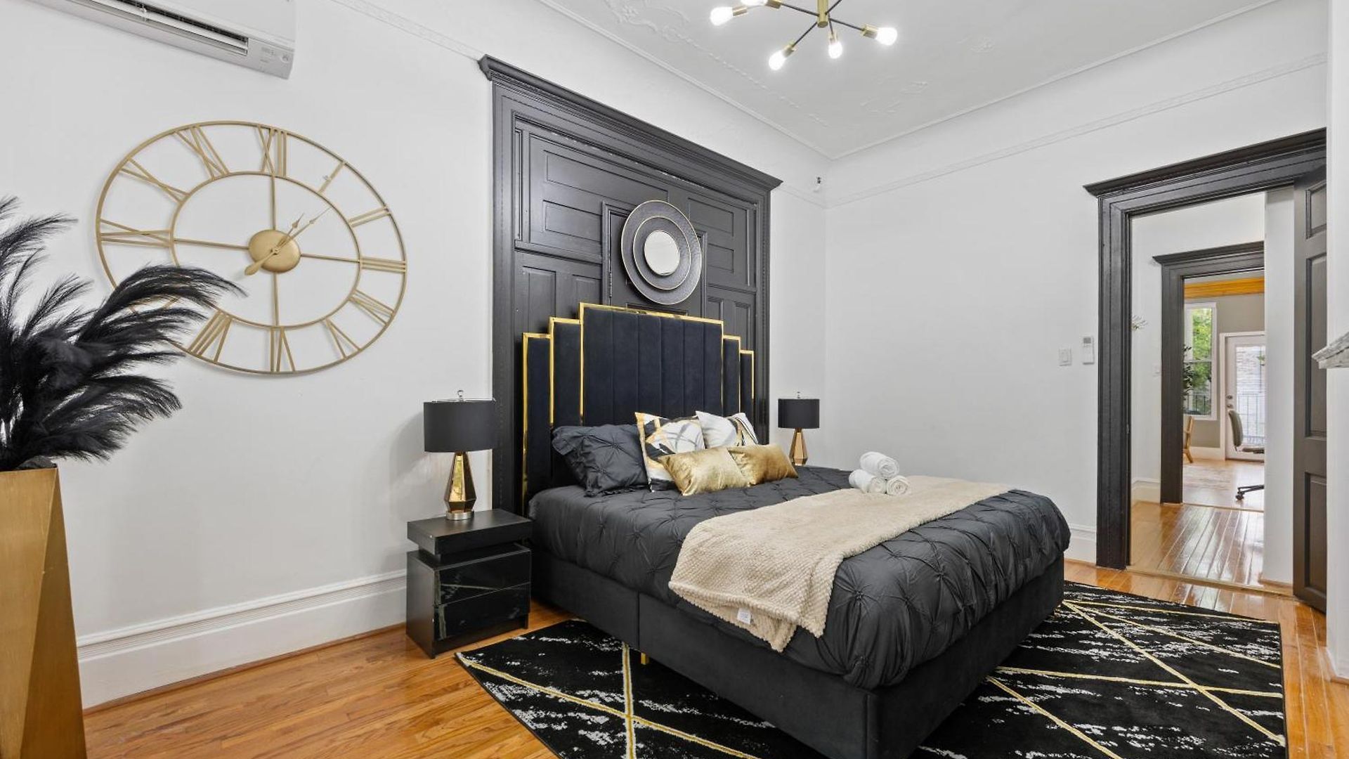 Apartment 1 Min To Subway, King Bed Luxurious Airy Space Patio At 
