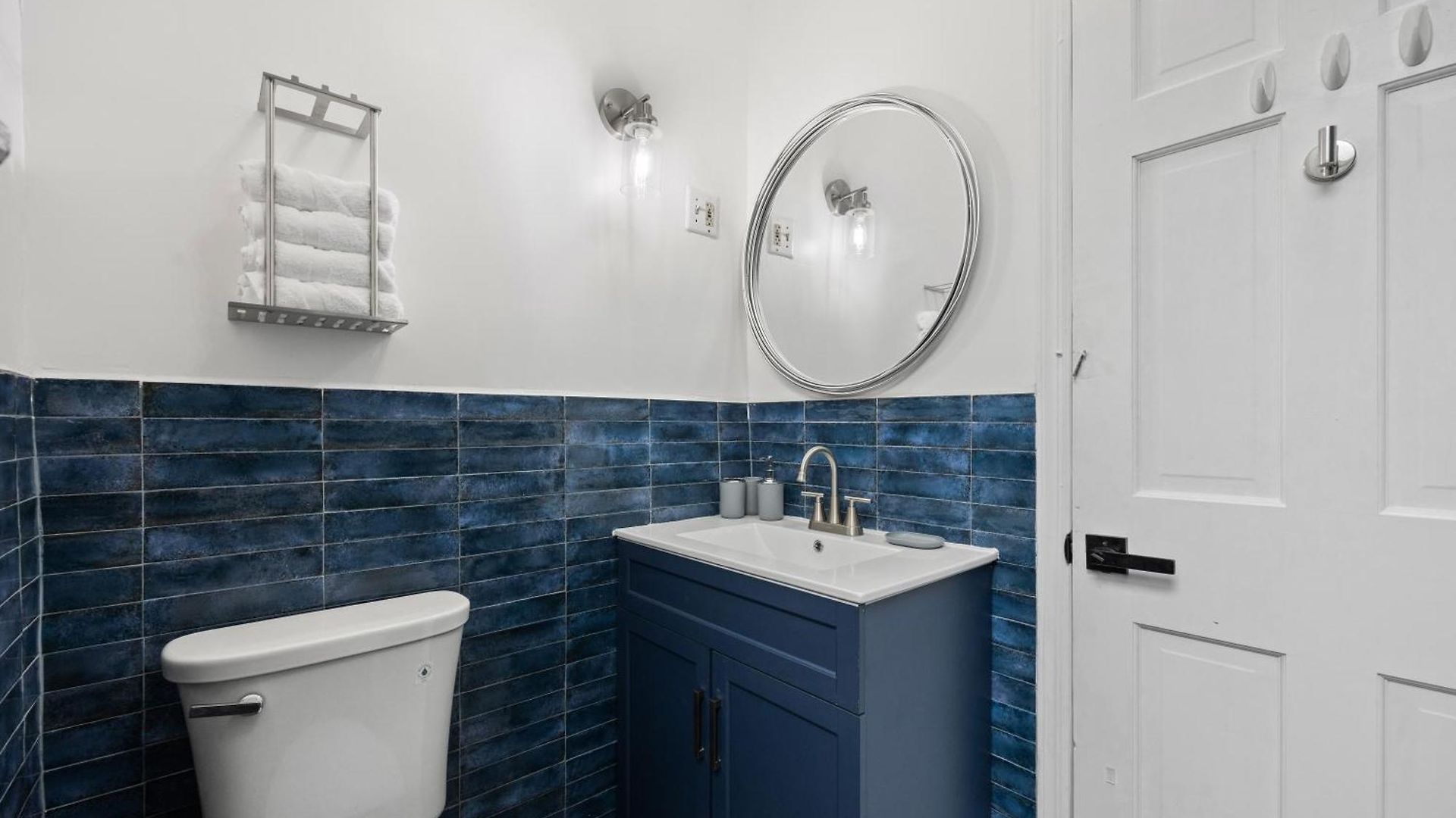 1 Min To Subway, King Bed Luxurious Airy Space Patio At 
