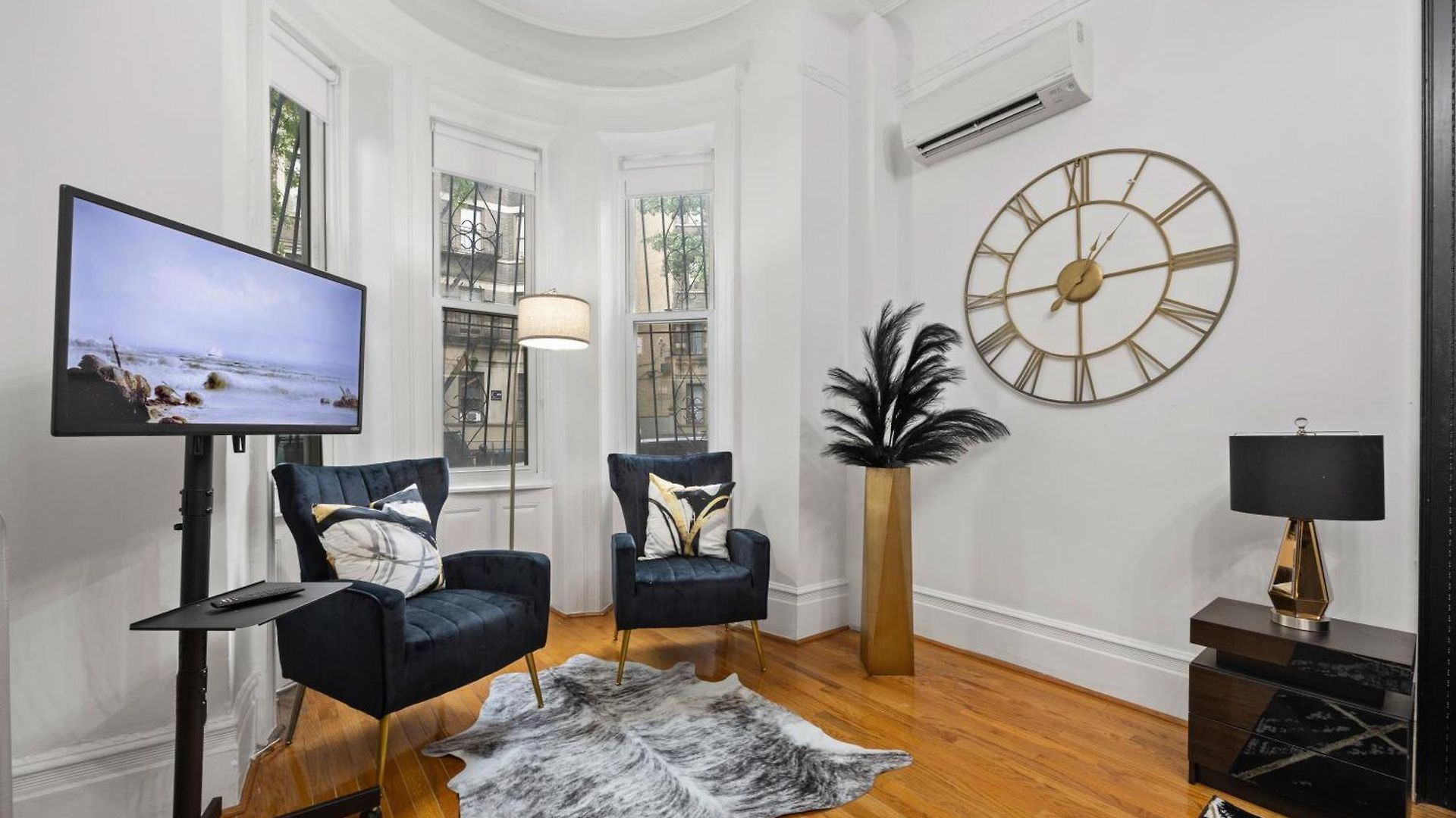 1 Min To Subway, King Bed Luxurious Airy Space Patio At 
