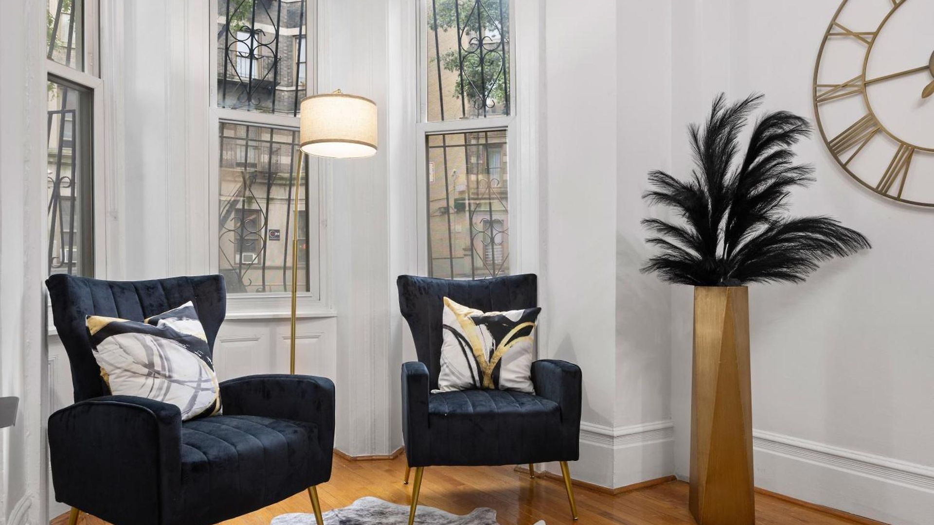 1 Min To Subway, King Bed Luxurious Airy Space Patio At 