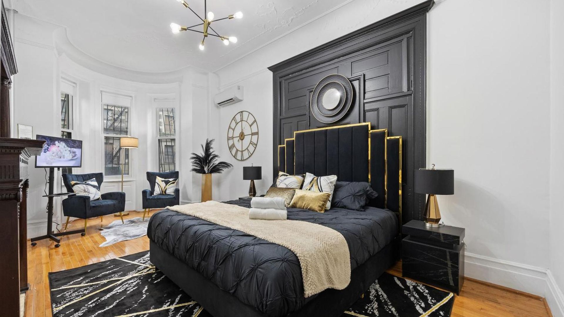 Apartment 1 Min To Subway, King Bed Luxurious Airy Space Patio At 