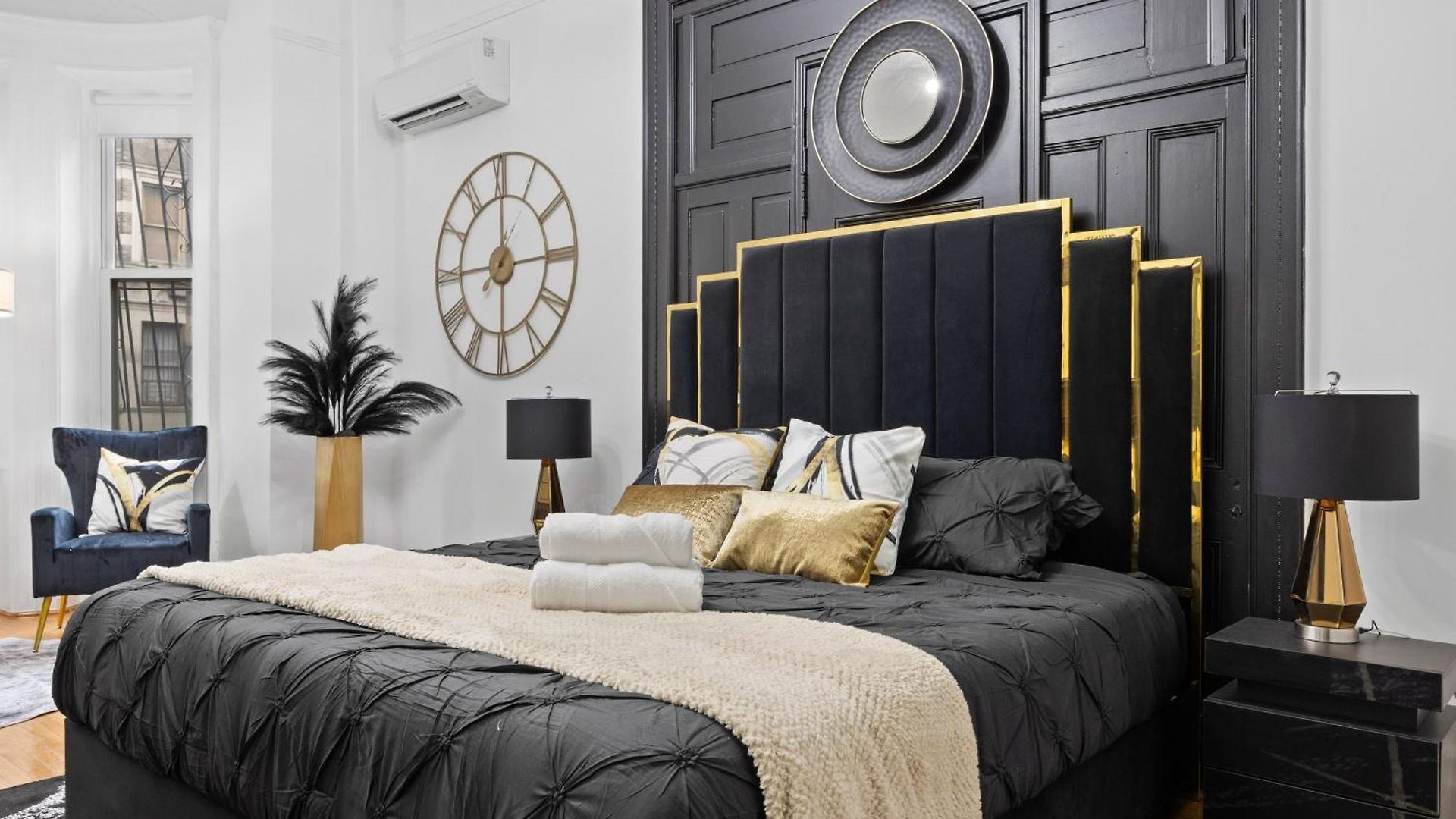 1 Min To Subway, King Bed Luxurious Airy Space Patio At 