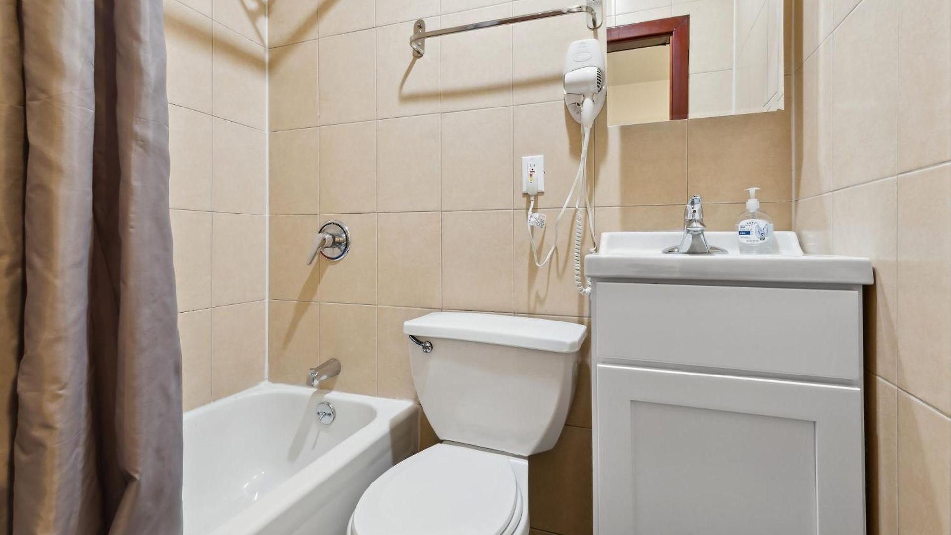 Prime Manhattan Location Family Friendly 2br *