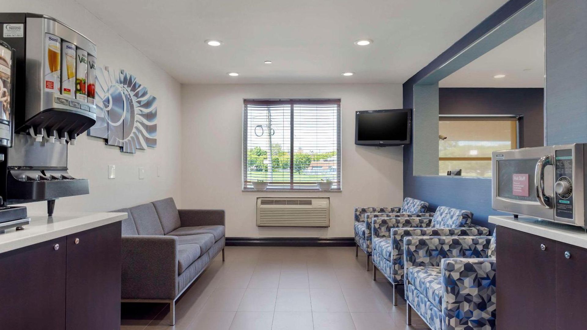 Avion Near Lga Airport, An Ascend Collection New York