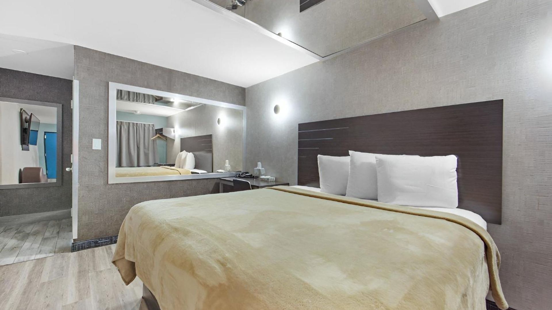 Opus Bronx Near Bay Plaza Mall Hotel 3*