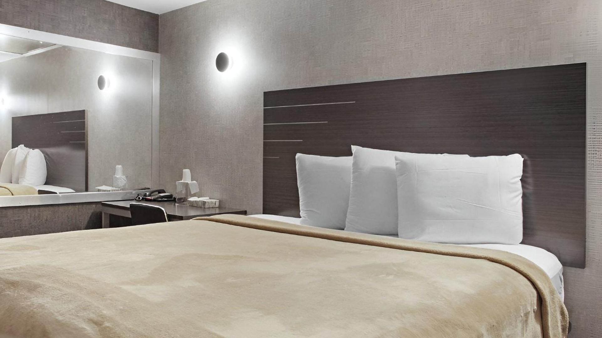 Opus Bronx Near Bay Plaza Mall 3*