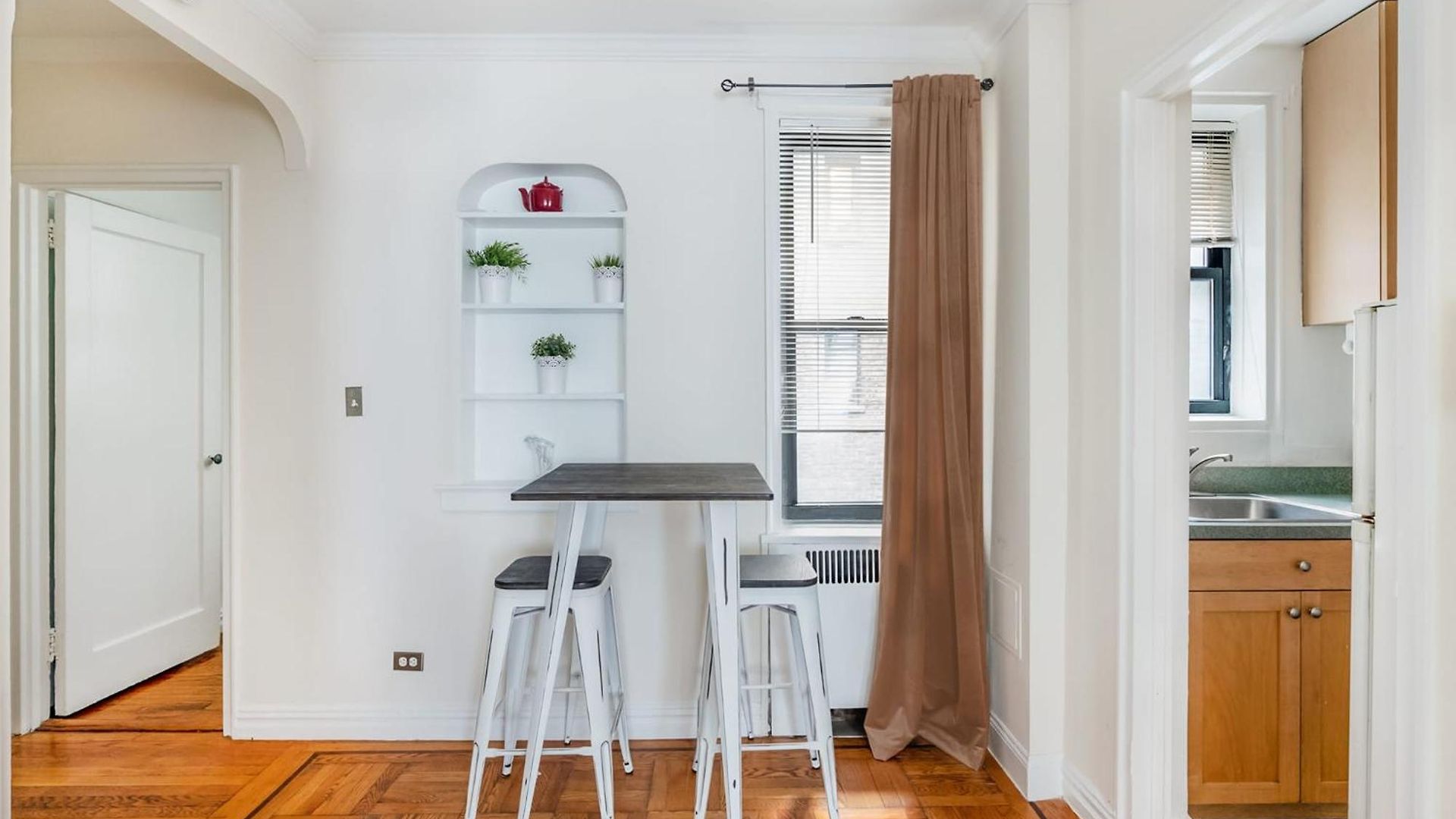105-2c Xl Prime Location New York