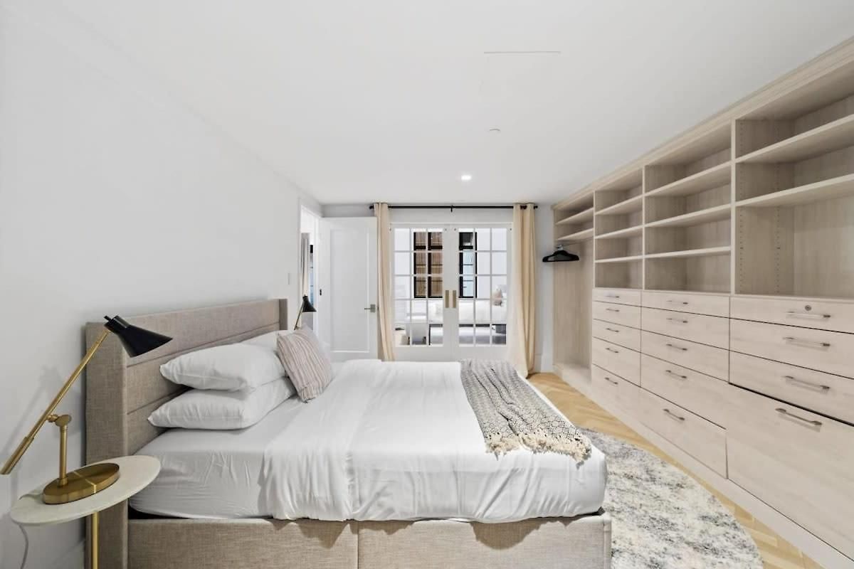 Clinton By Rove Travel 3br Duplex With Backyard Apartment *