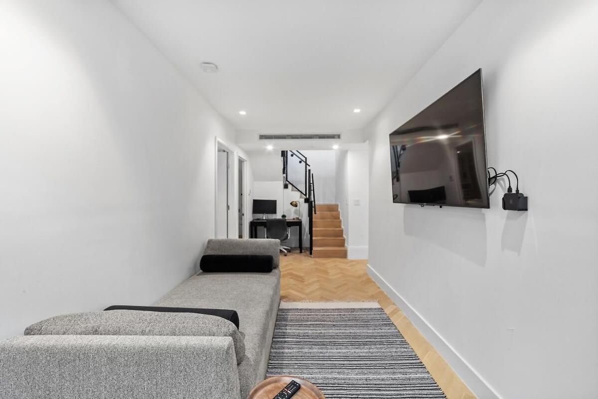 Clinton By Rove Travel 3br Duplex With Backyard