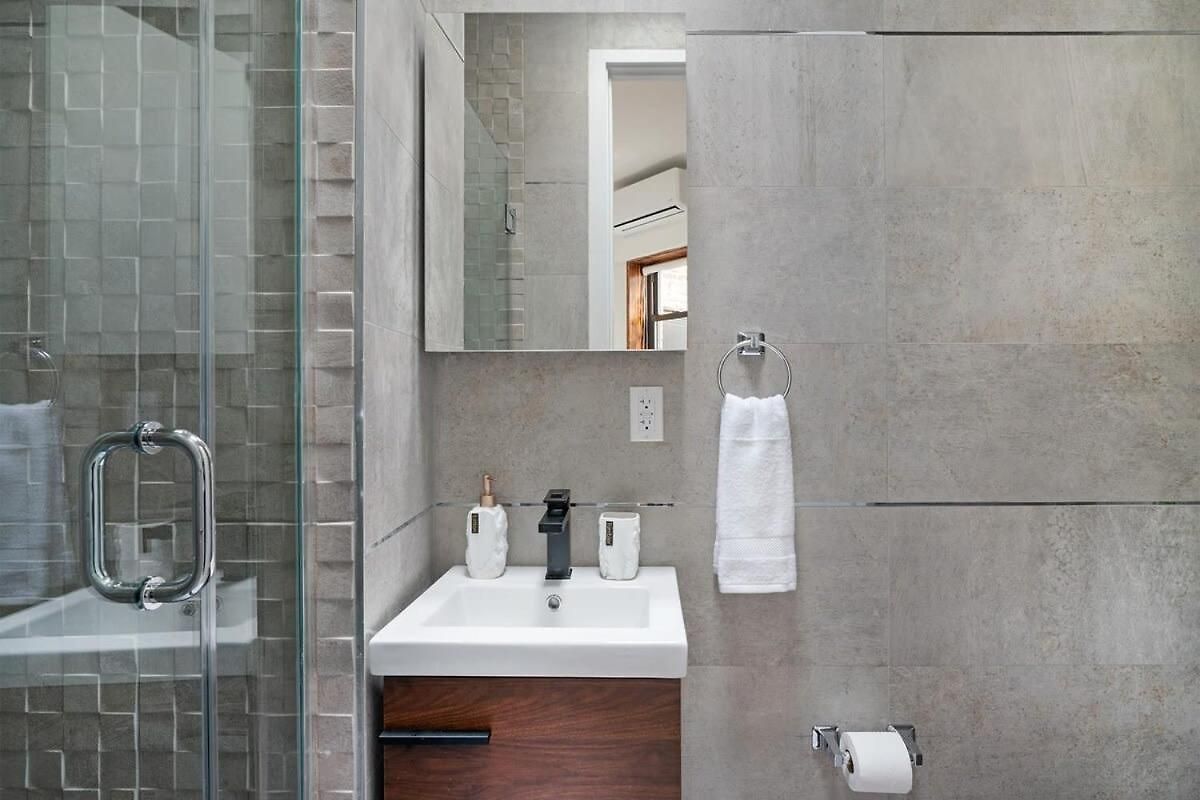 48-5rw 1br In Midtown West W&d New York