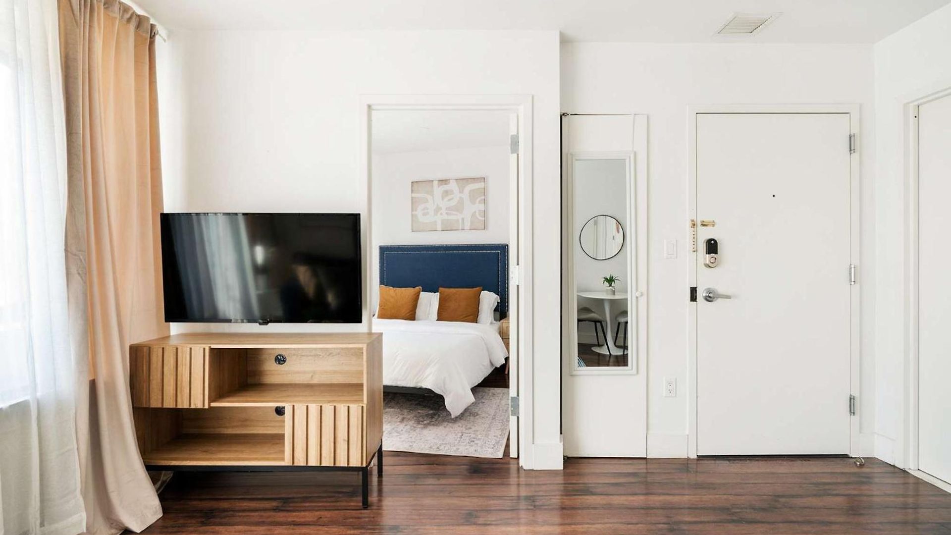 809-4a Columbus Circle New Bldg 1br W D *