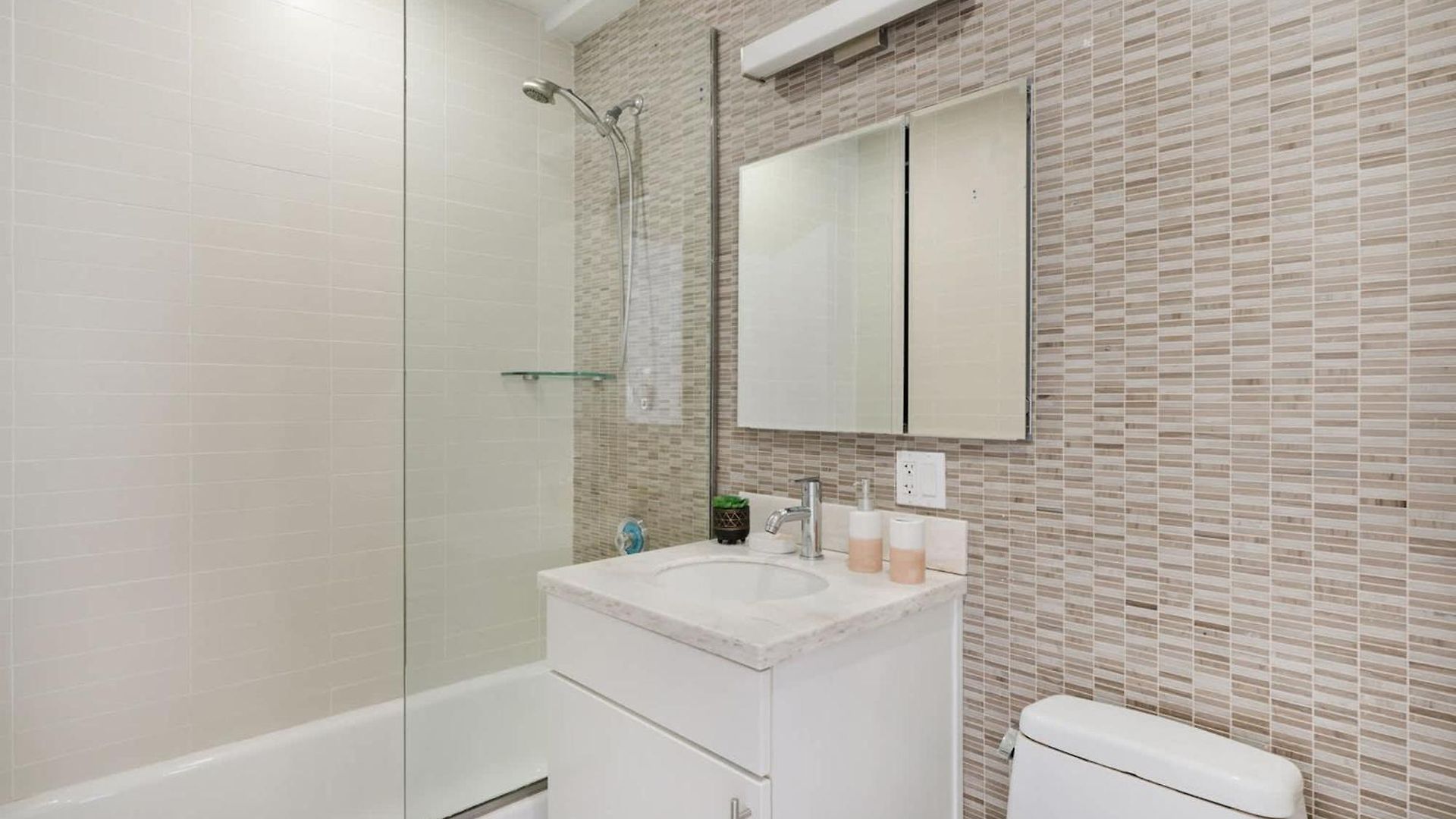 809-4a Columbus Circle New Bldg 1br W D New York