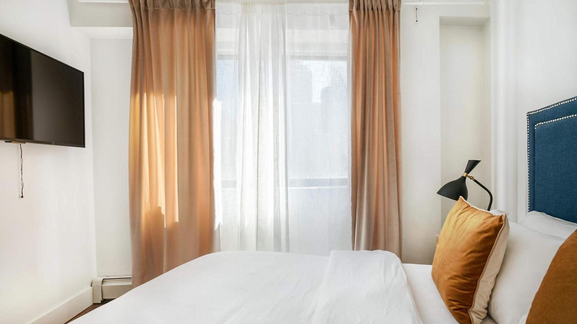 809-4a Columbus Circle New Bldg 1br W D *