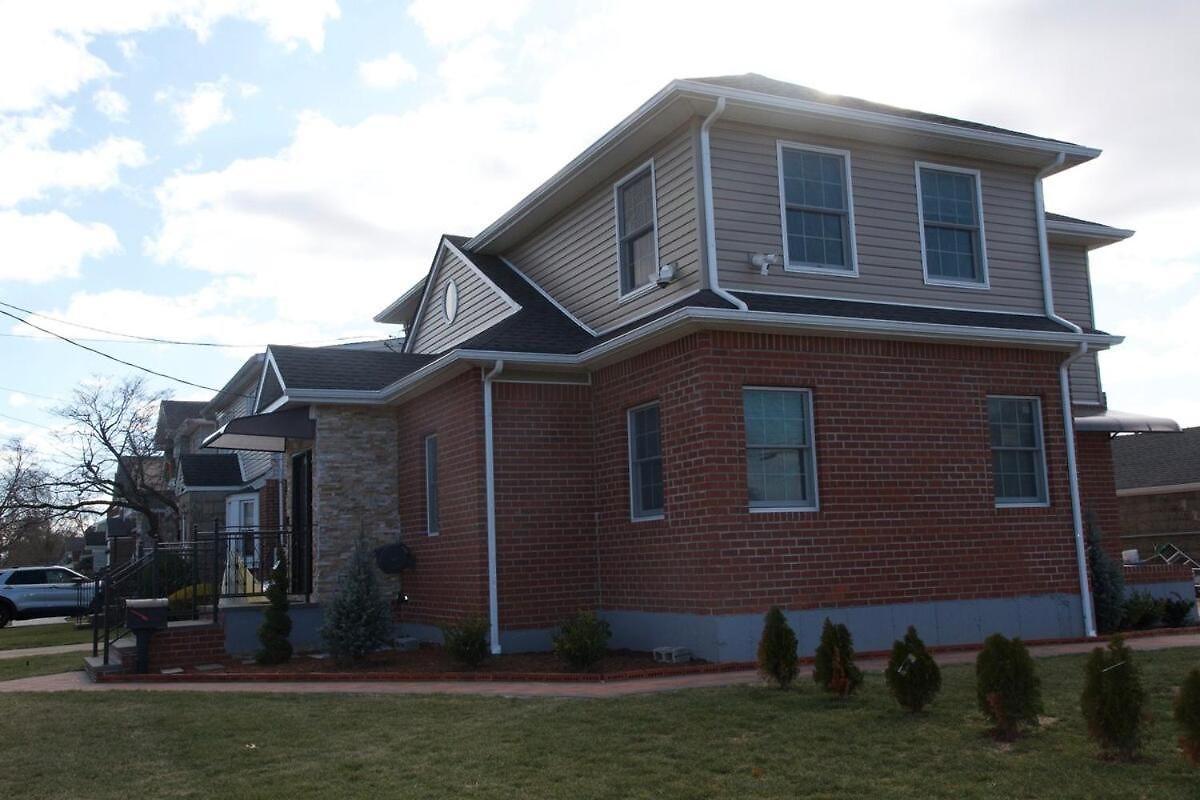 Beautifully Renovated 3-bedroom Guest *