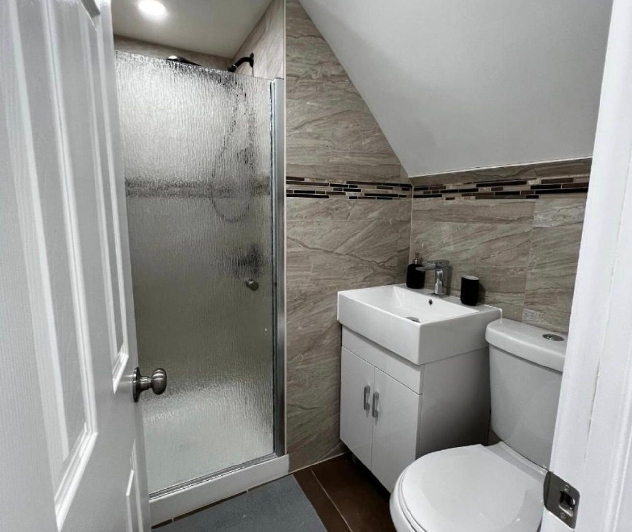 Homestay Modern & Cozy In Queens Near Train Station And Buses *