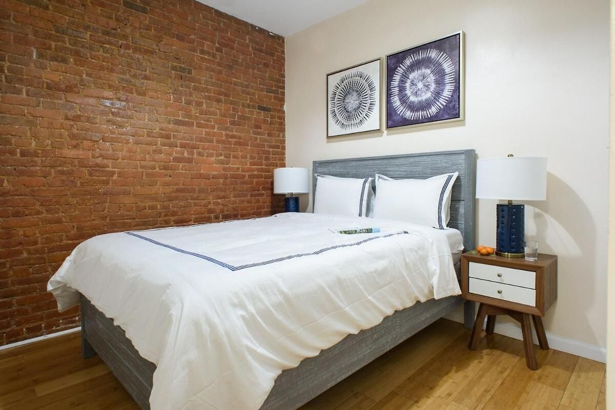 428-4r Prime Midtown Large 2 Bedroom Newly Furnished Apartment