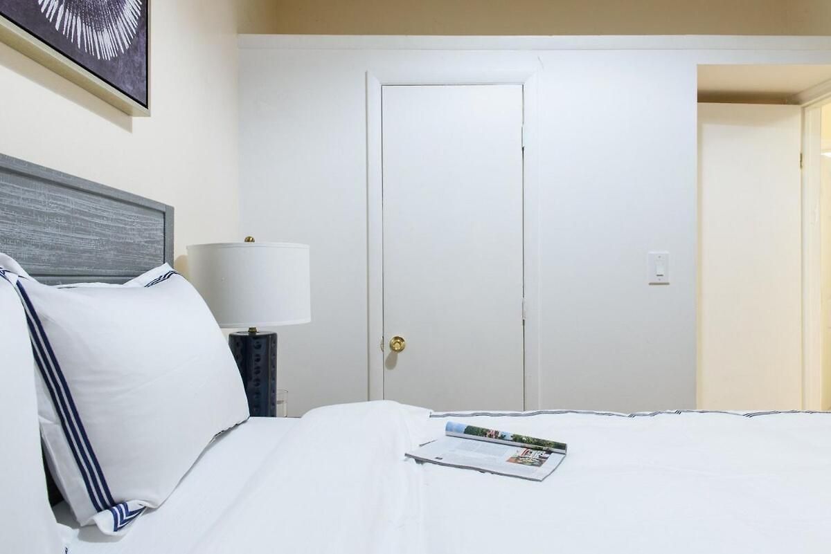 428-4r Prime Midtown Large 2 Bedroom Newly Furnished