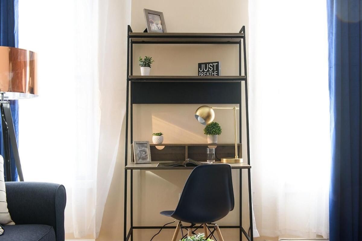 428-4r Prime Midtown Large 2 Bedroom Newly Furnished Apartment *