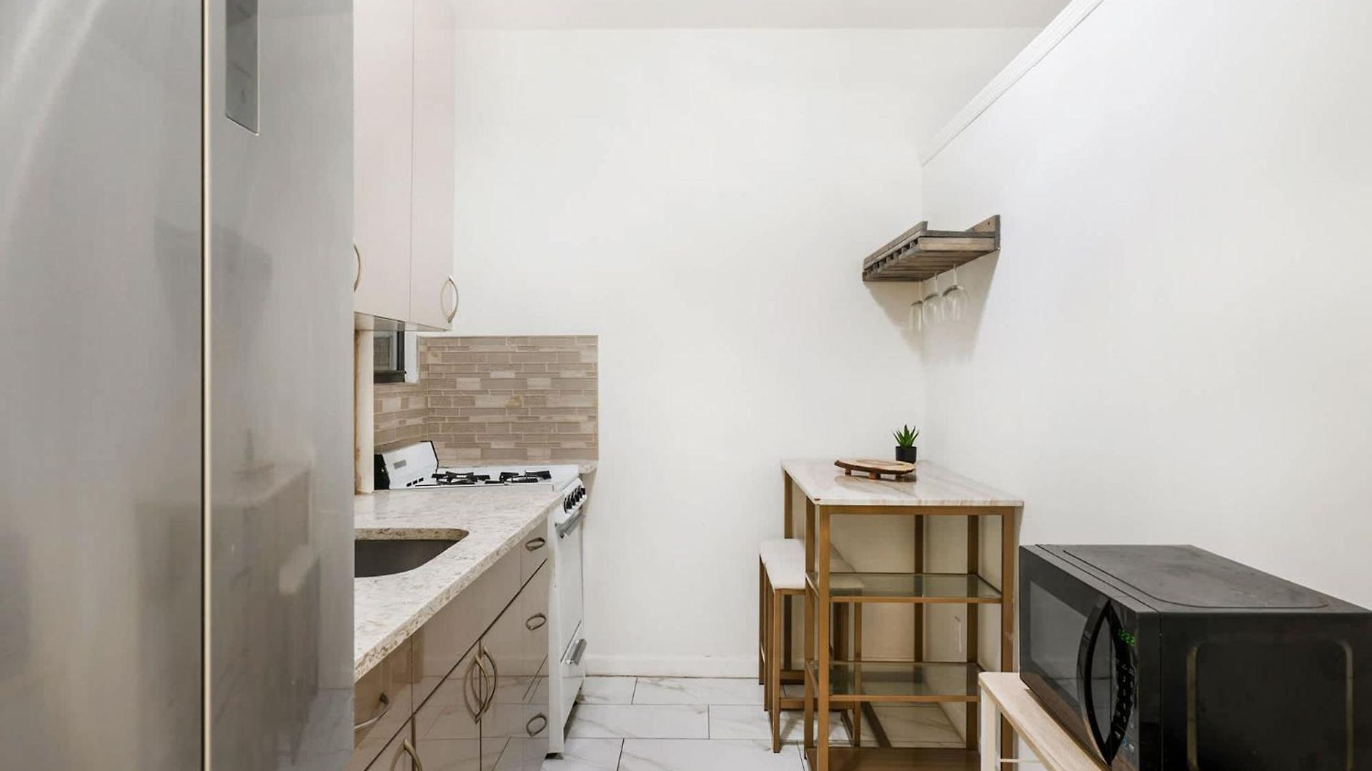 428-2w Newly Furnished Prime Location 2br Sleeps 5 Apartment *