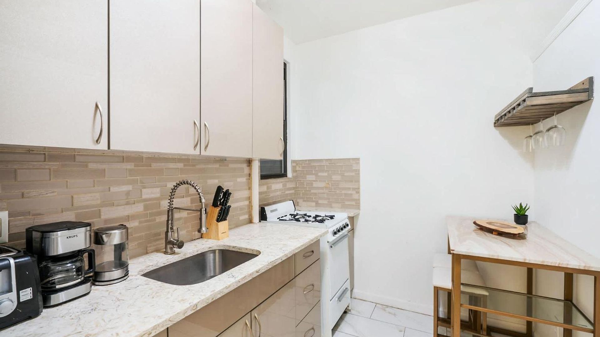 428-2w Newly Furnished Prime Location 2br Sleeps 5 Apartment *