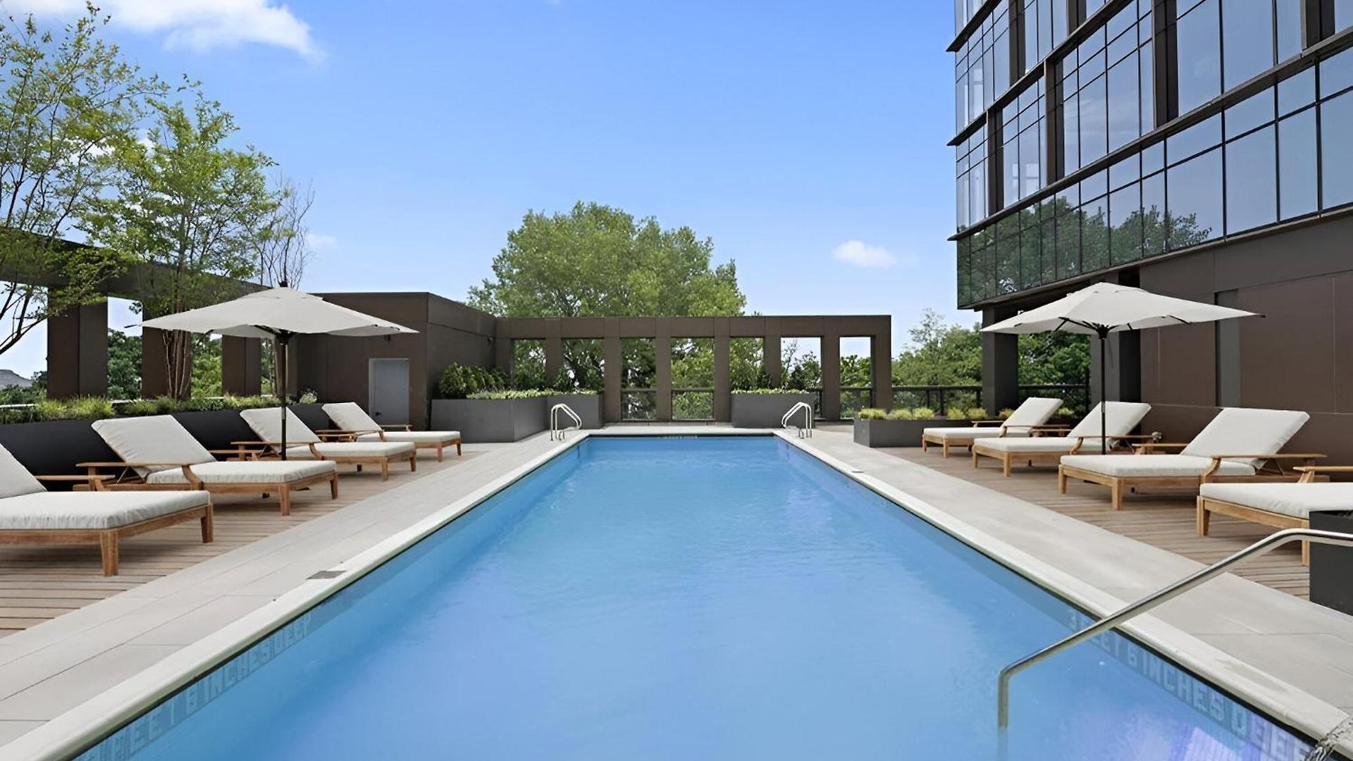 Apartment Posh With Luxe Amenities In Prime Location! *