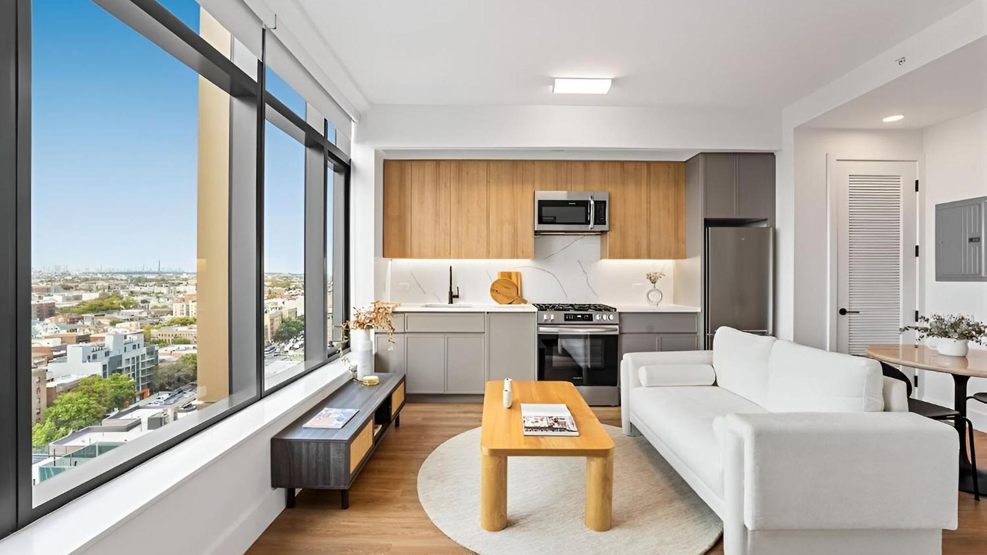 Apartment Posh With Luxe Amenities In Prime Location!