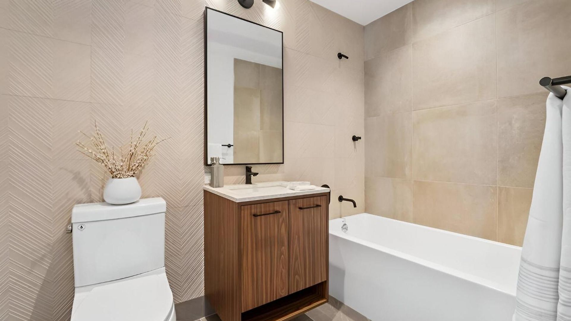 Posh With Luxe Amenities In Prime Location! New York