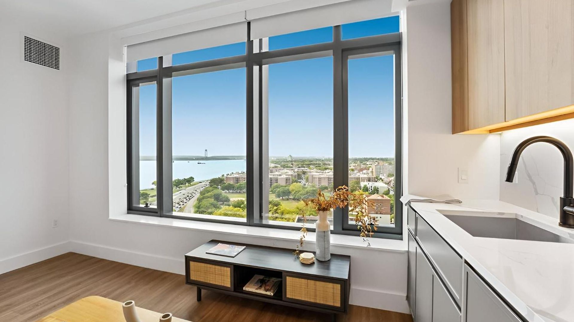 Apartment Posh With Luxe Amenities In Prime Location! *