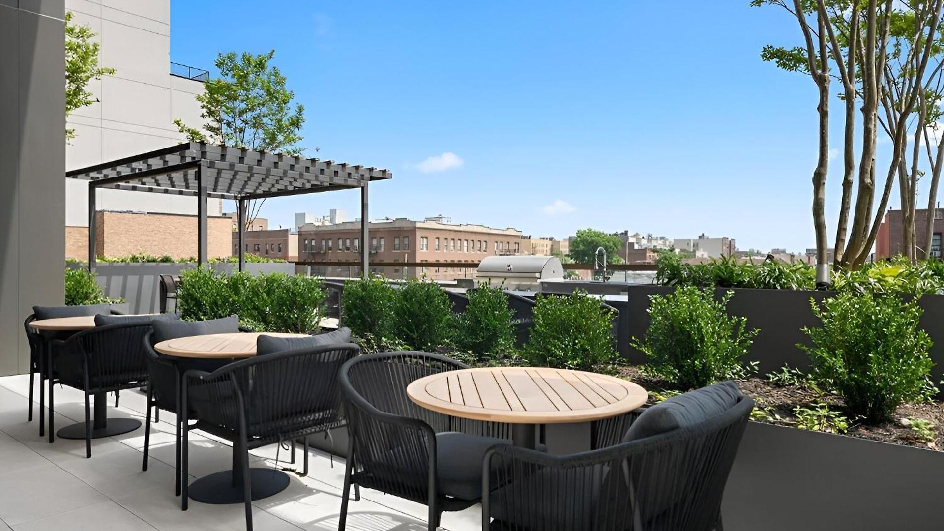 Apartment Posh With Luxe Amenities In Prime Location!