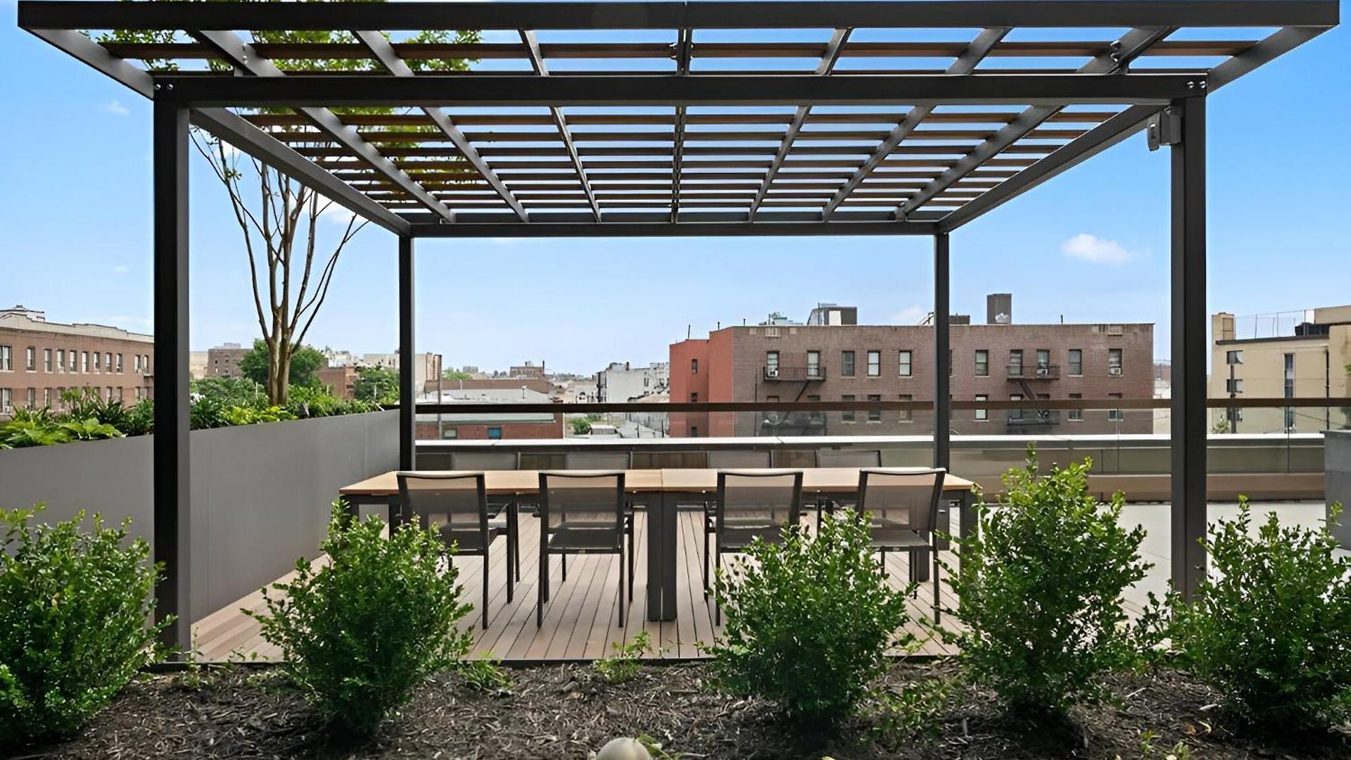 Apartment Posh With Luxe Amenities In Prime Location!