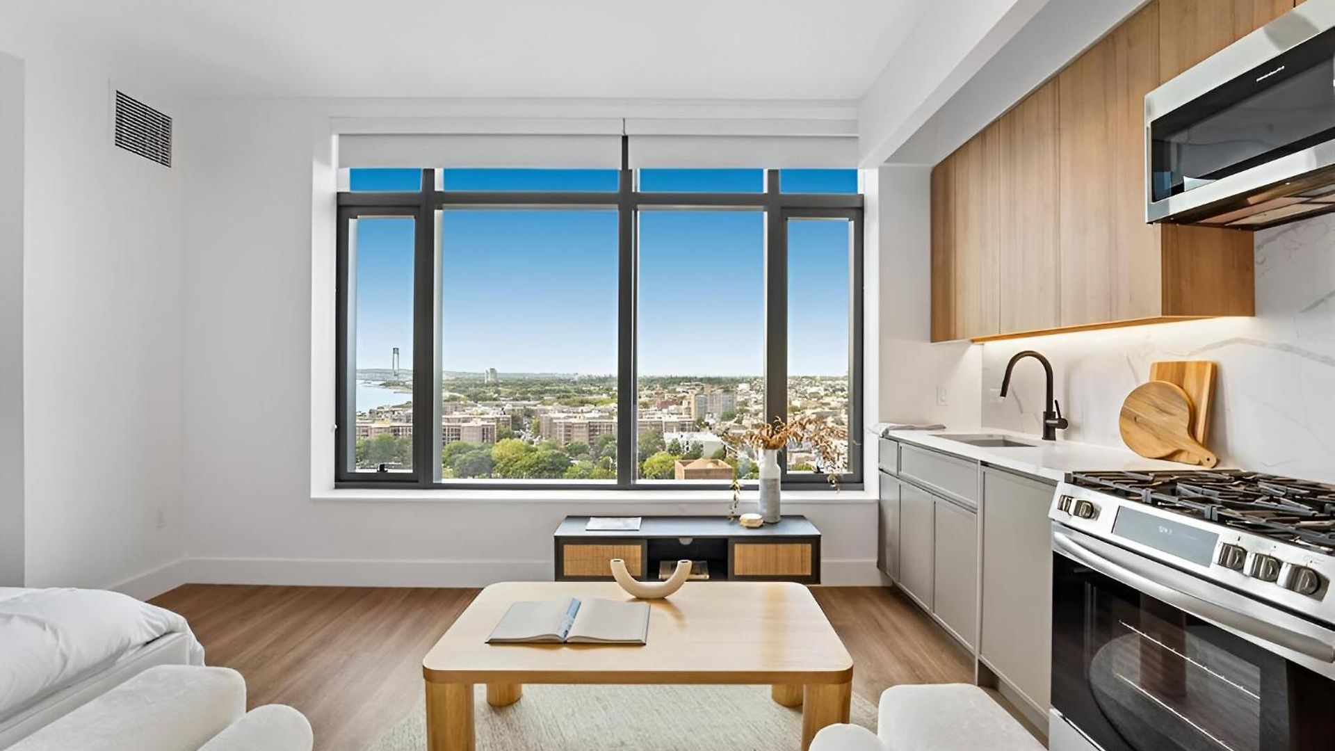 Apartment Posh With Luxe Amenities In Prime Location! *