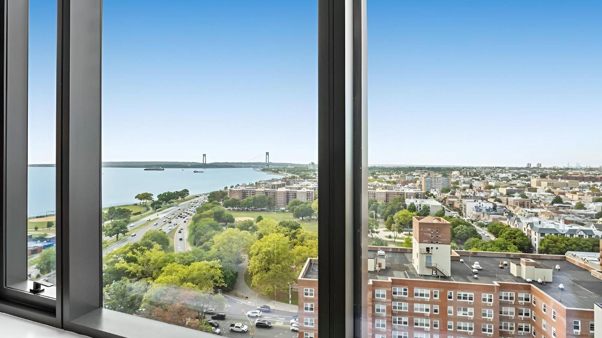 Apartment Posh With Luxe Amenities In Prime Location!