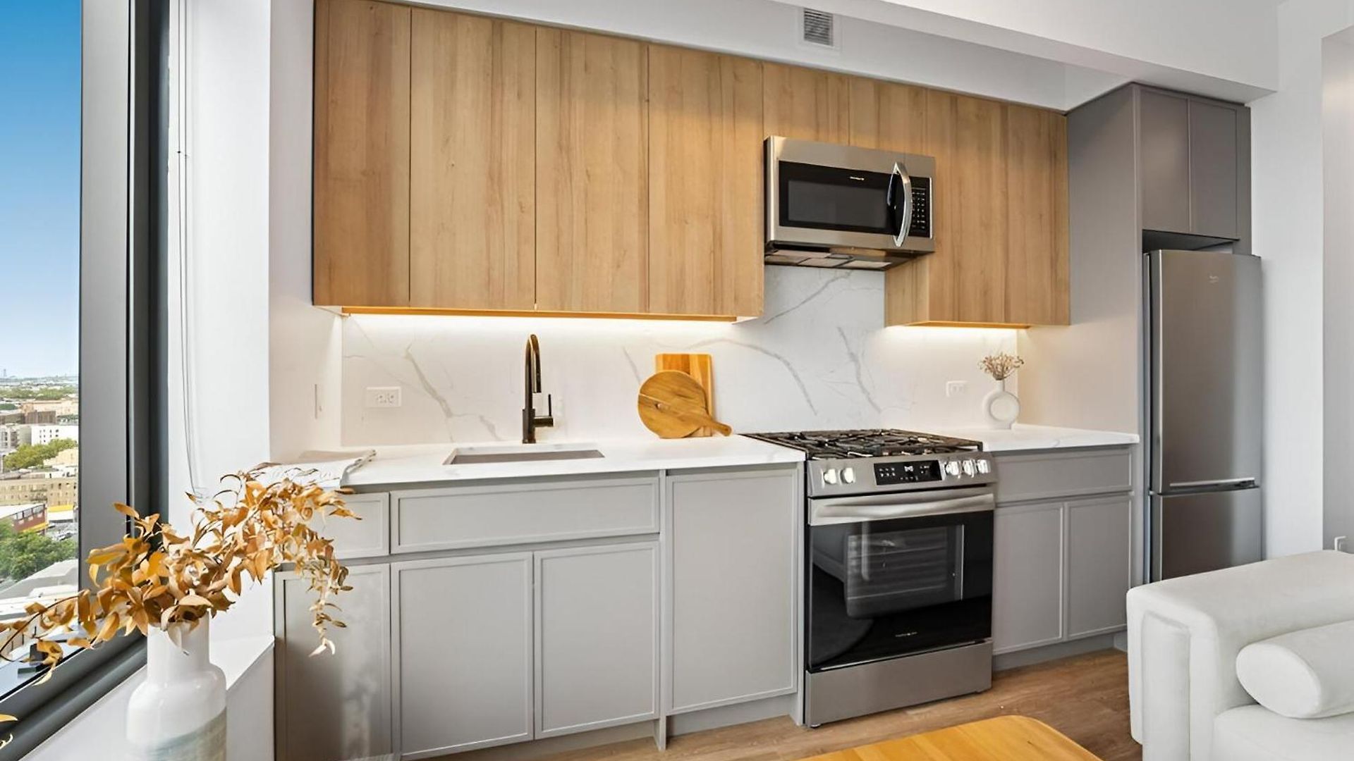 Apartment Posh With Luxe Amenities In Prime Location! *