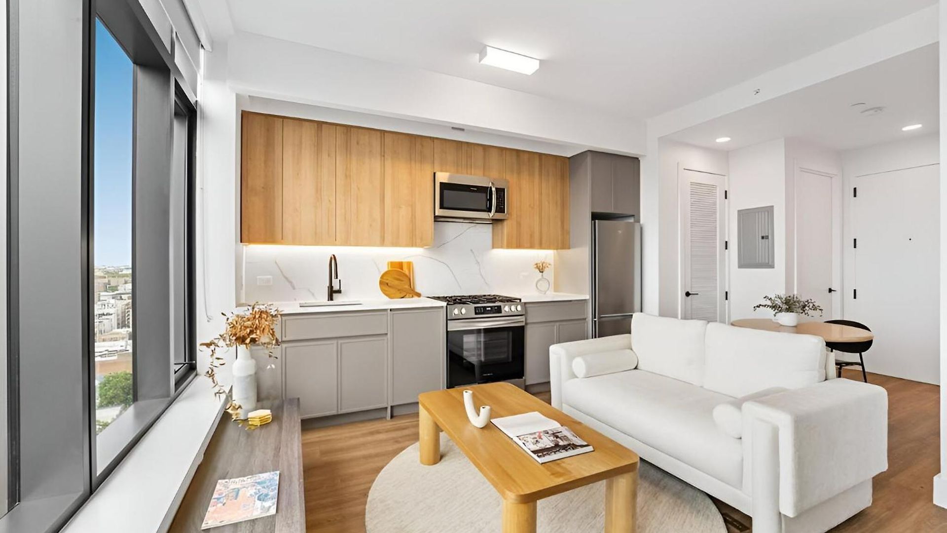 Apartment Posh With Luxe Amenities In Prime Location! *