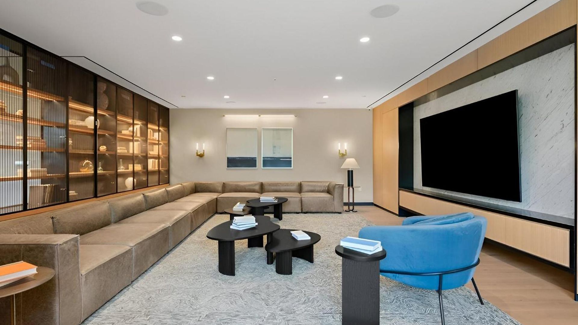 Apartment Posh With Luxe Amenities In Prime Location!