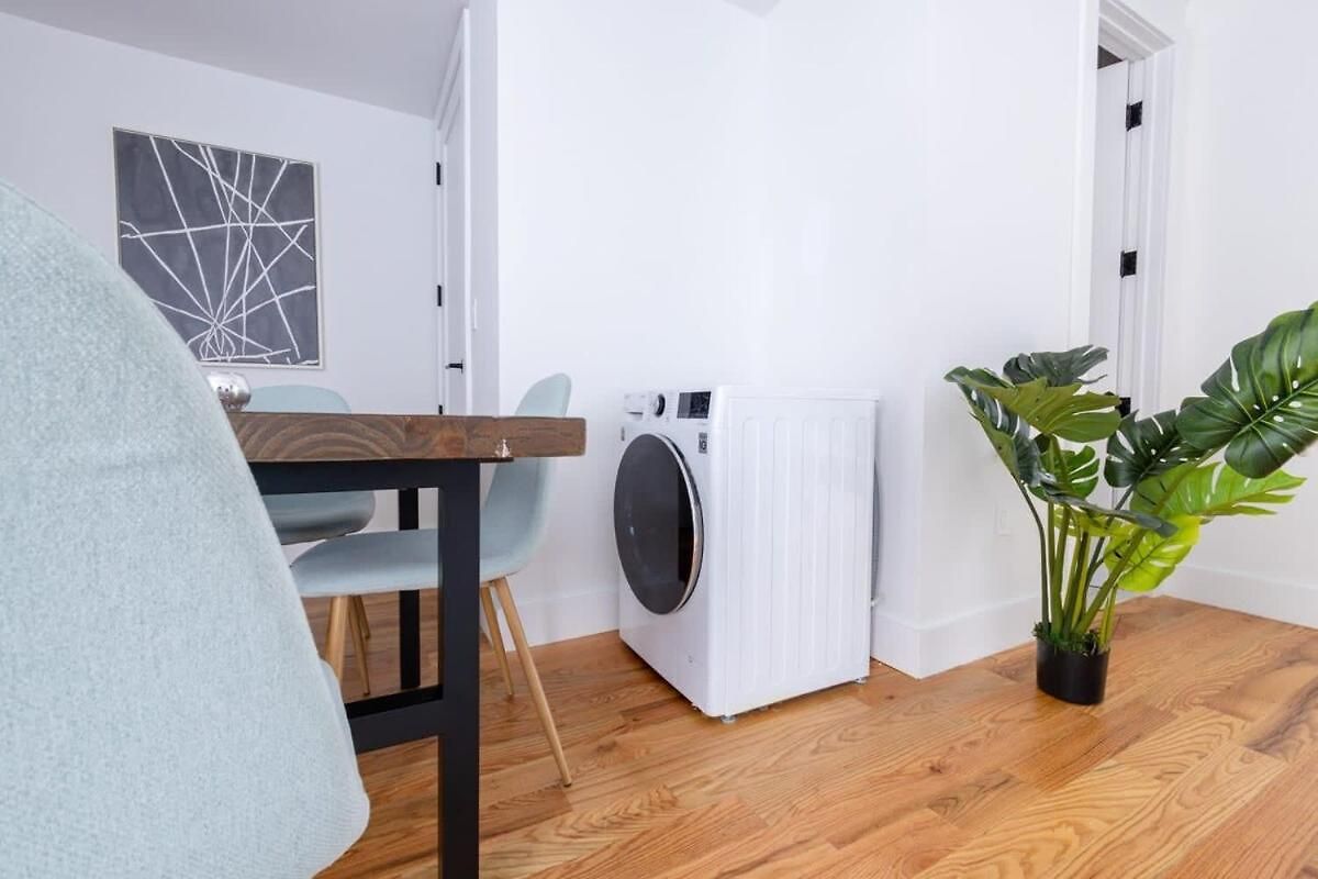 323-2 Spacious 2br Williamsburg Apartment