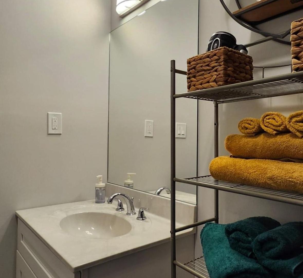 Rated - Upscale-cozy-stylish-affordable - Free Parking Homestay