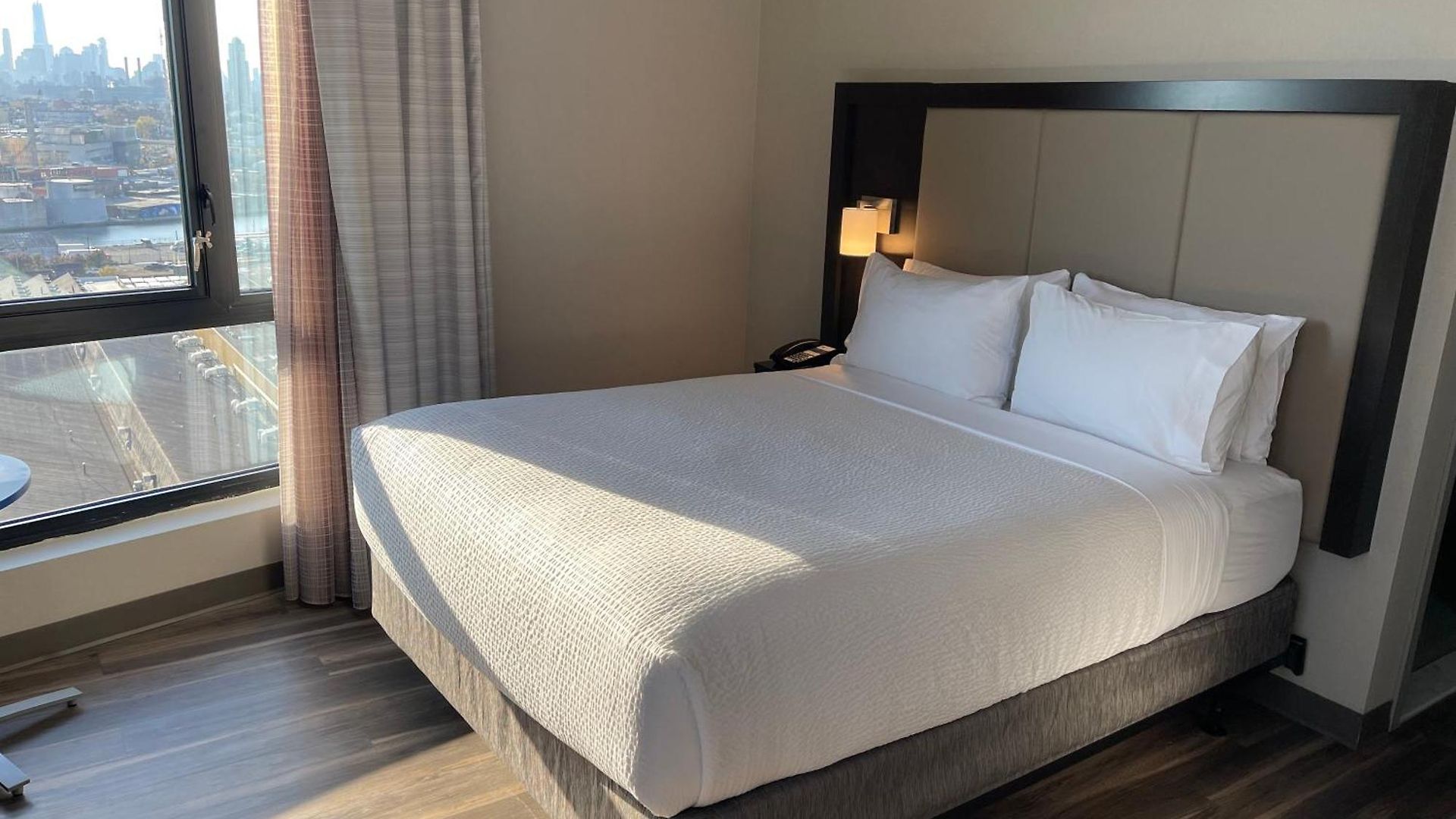 Express Long Island E - By Ihg