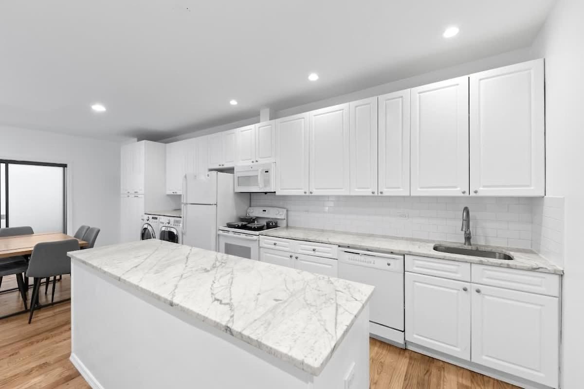 Apartment 105-1b 4br In The Heart Of The East Village *