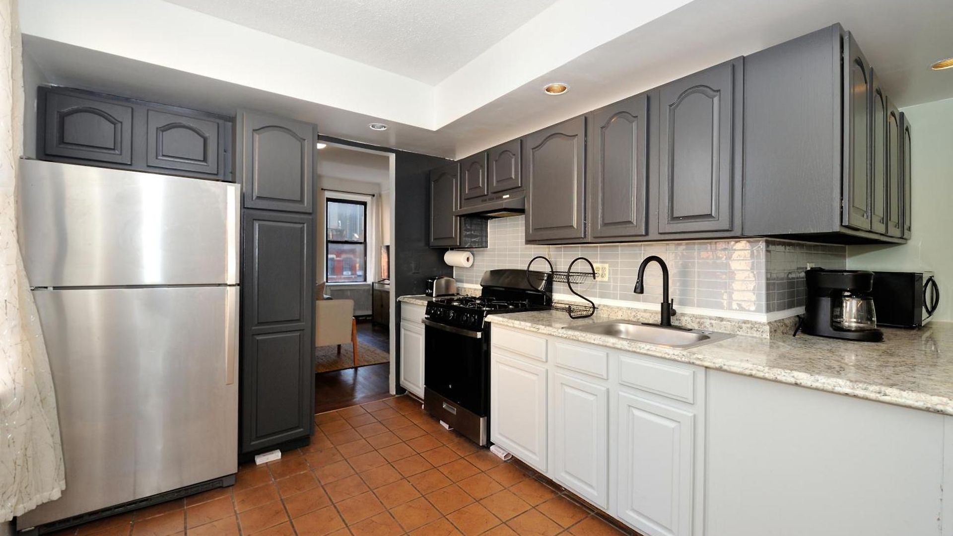 5 Bedroom 2 Bath Full Floor Midtown *