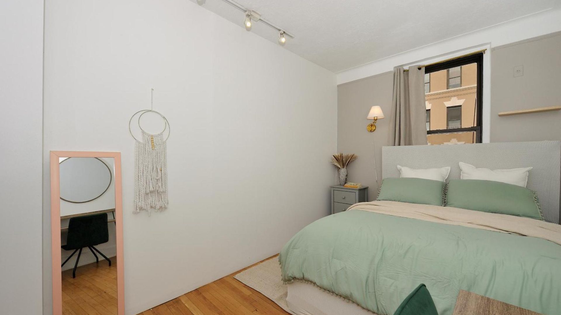 Apartment 5 Bedroom 2 Bath Full Floor Midtown
